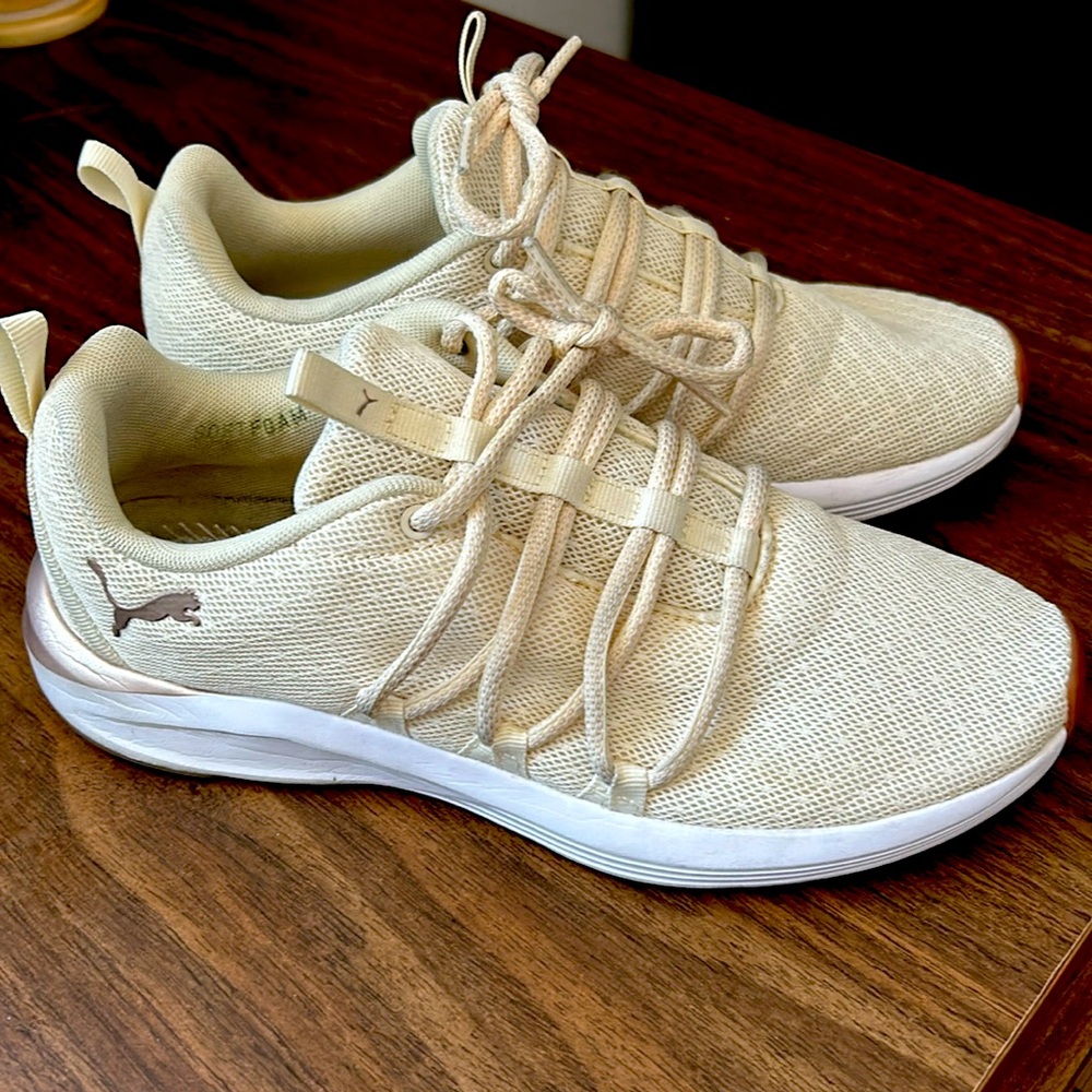 Women’s Puma Shoes - Size 7.5 - (No inside soles)